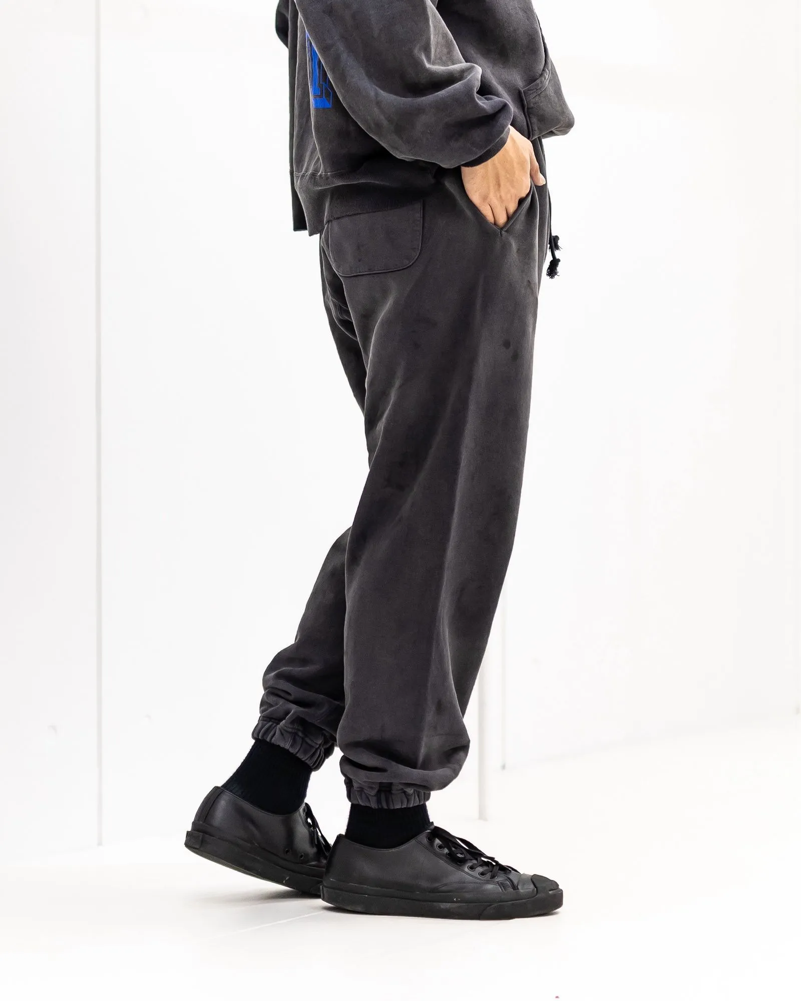 SAINT Mxxxxxx SWEAT PANTS/ANGEL/BLK Blue Angel Reborn Sweatpants Washed black S-XL Assute dyeing Sprayed on the whole piece to fade Wormhole destruction treatment Heavy fermentation washing to create NEW VINTAGE texture Factory four-needle and six-thread workmanship No bone seams More comfortable to wear Genuine grade crack printing/correct accessories